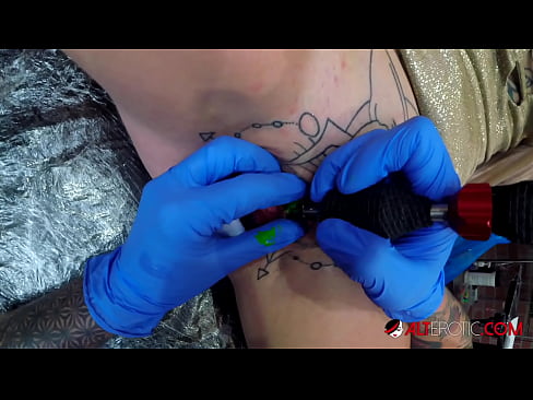 ❤️ E dashura jashtëzakonisht e bërë me tatuazhe, Sully Savage, bëri një tatuazh në klitorisin e saj Porno vk tek ne sq.safehaus.top ﹏